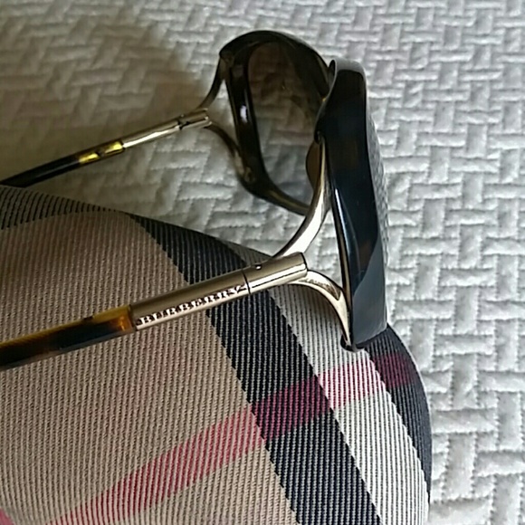 BURBERRY sunglasses with case - Picture 5 of 8